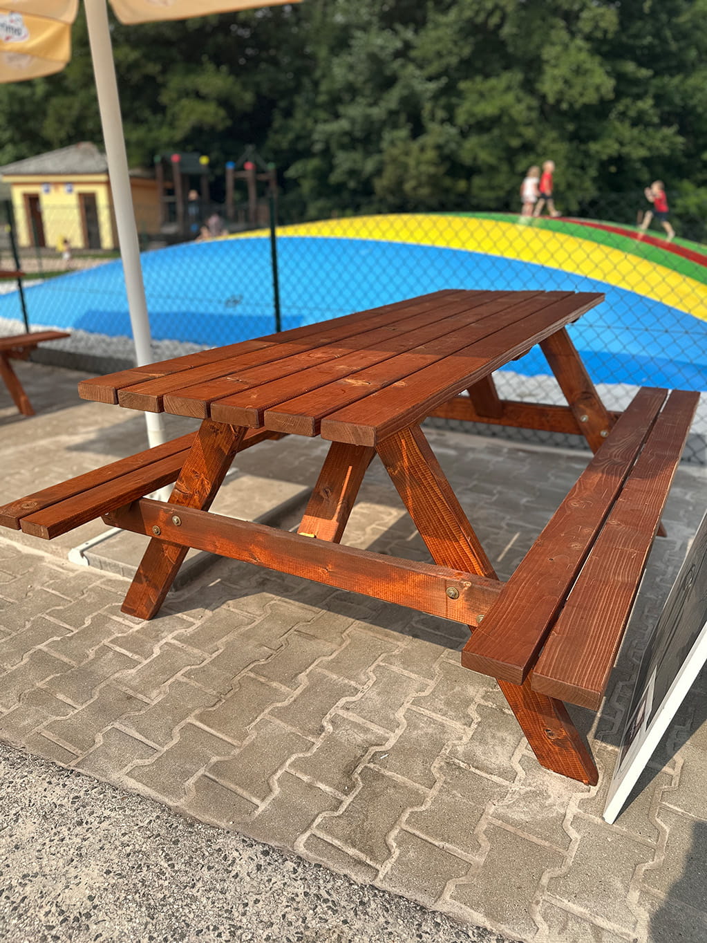 Pivní set Poctivec v kempu a koupališti Pecka - zahradní stůl s lavicemi